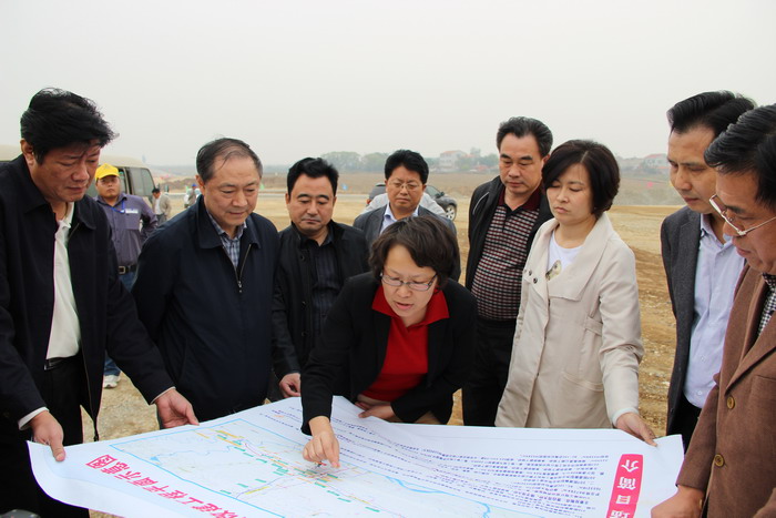 尤廳長(左二)在聽取市局沈局長(左四)工作匯報 尤廳長(左二)在聽取市局沈局長(左四)工作匯報
